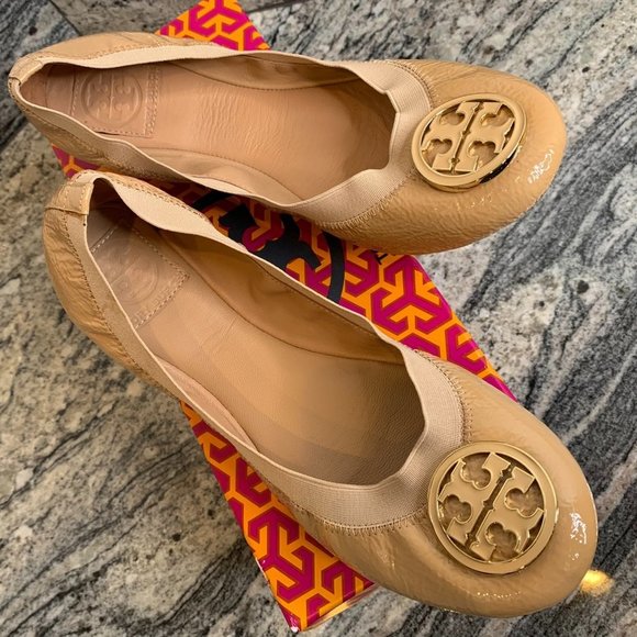 Tory Burch Caroline Patent Leather Ballet Logo Medallion Flat 9.5 Nude Beige - Picture 8 of 9